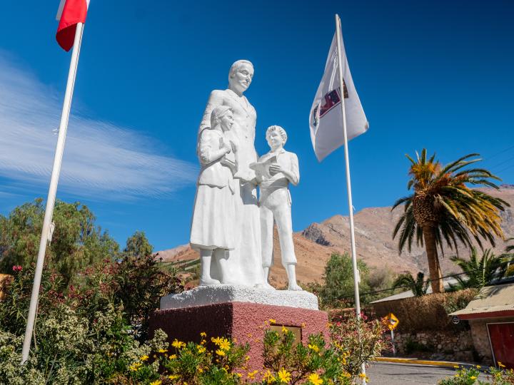 Escultura a Gabriela y Niños