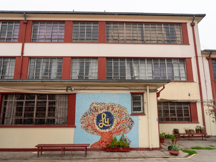 Edificio de la escuela con el logo del liceo 4