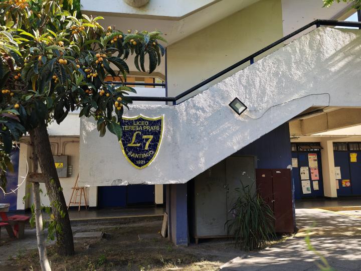 Escalera y logo de la institución 