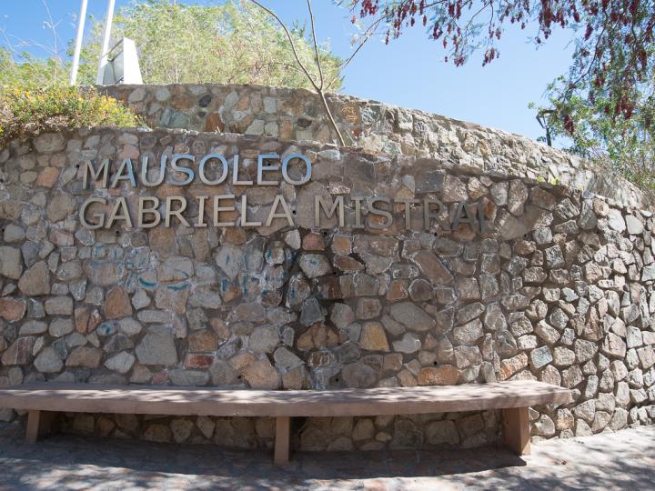 Imagen del monumento Mausoleo erigido a Gabriela Mistral y los terrenos destinados a este objeto, ubicados en la localidad de Montegrande