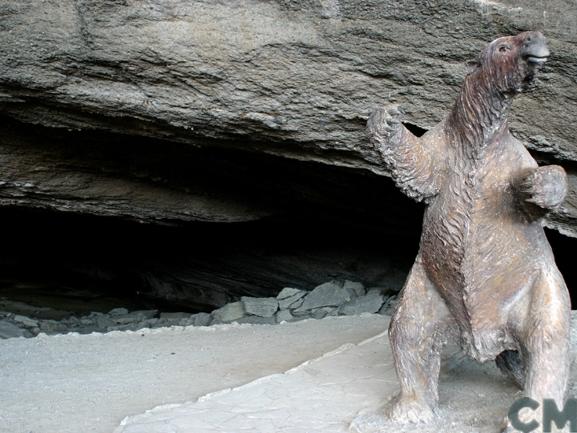 Imagen del monumento Cueva del Milodón (cueva grande y cueva chica) y el conjunto rocoso denominado Silla del Diablo