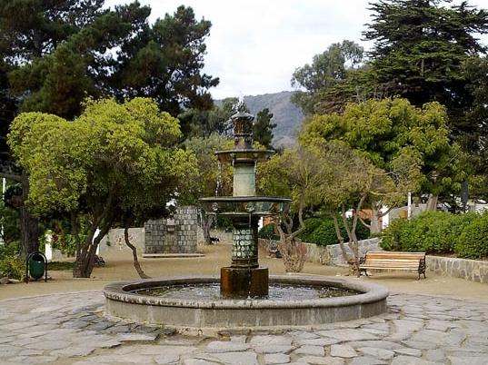 Imagen del monumento Pila de bronce que se encuentra ubicada en la plaza del Pueblo de Zapallar