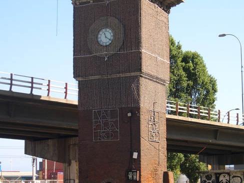 Imagen del monumento Reloj con su torre, ubicado en la Estación Barón de los Ferrcarriles del Estado