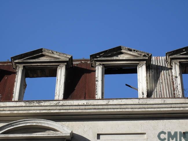 Imagen del monumento Edificio que se levanta entre Avenida Errázuriz y calle Blanco, enfrentando al crucero de Pasaje Ross