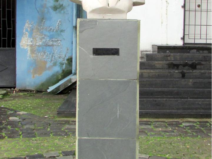 Imagen del monumento GabrieLa Mistral