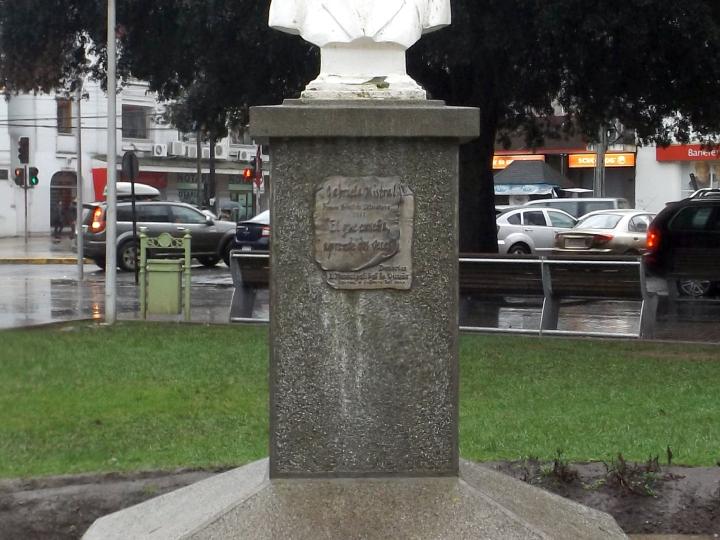 Imagen del monumento GabrieLa Mistral