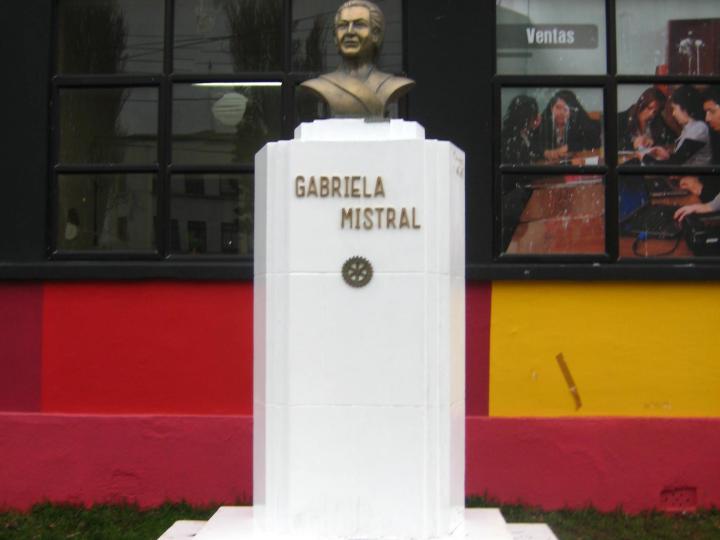 Imagen del monumento GabrieLa Mistral