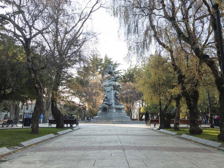 Imagen del monumento Plaza Muñoz Gamero y edificios que la acotan.