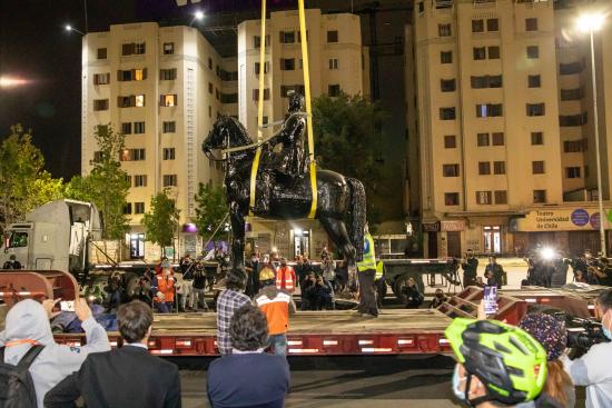 Imagen de Culmina con éxito el retiro temporal del monumento al General Baquedano para su restauración