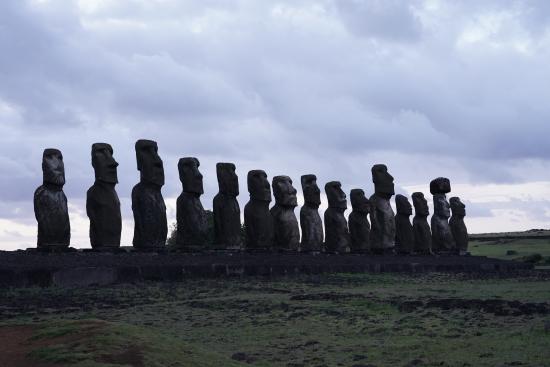 Vista lateral del Ahu Tongariki en Rapa Nui