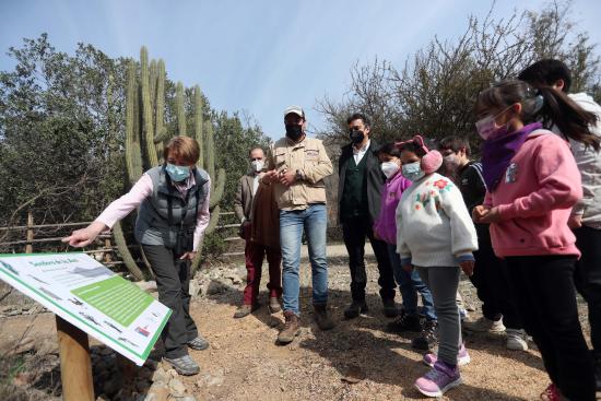Imagen de Ministra de las Culturas visita uno de los cuatro Santuarios de la Naturaleza de la Región Metropolitana que abrirán gratuitamente para celebrar el Día de la Niñez