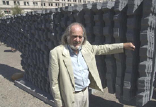 Imagen de HASTA ABRIL ESTARÁ FRENTE AL PALACIO DE LA MONEDA LA ESCULTURA DE FEDERICO ASSLER, PREMIO NACIONAL DE ARTE 2009