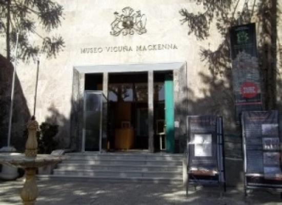 Imagen de Exposición sobre las Momias Chinchorro en el jardín del Museo Benjamín Vicuña Mackenna