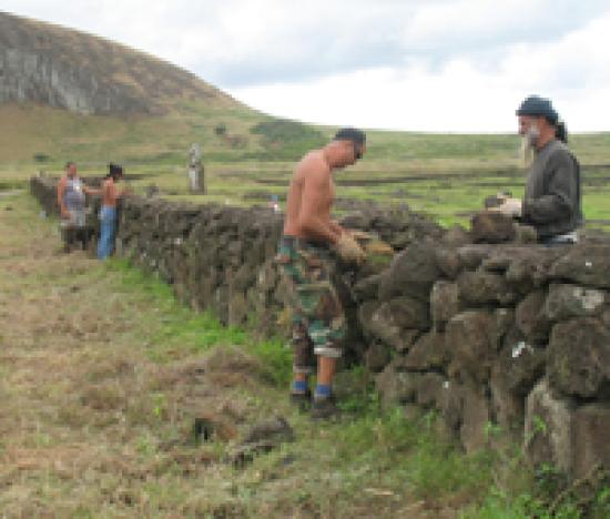 Imagen de EN EJECUCIÓN TRABAJOS DE MANTENCIÓN EN EL "PARQUE NACIONAL RAPA NUI"