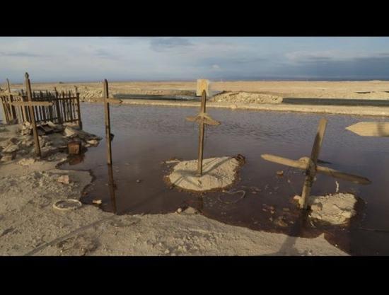 Imagen de Intervención del CMN por grave inundación en cementerio de Negreiros por filtración en planta de yodo en Huara.