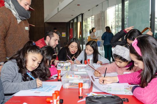 Imagen de Centenar de niños y niñas junto a sus padres construyeron Monumentos Nacionales en papel
