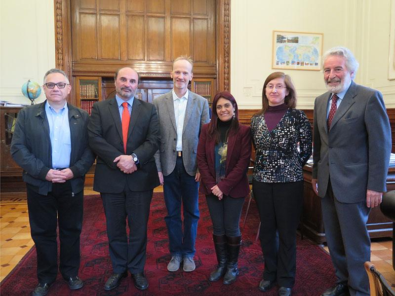 Imagen de Expositores internacionales se reúnen con Director Dibam