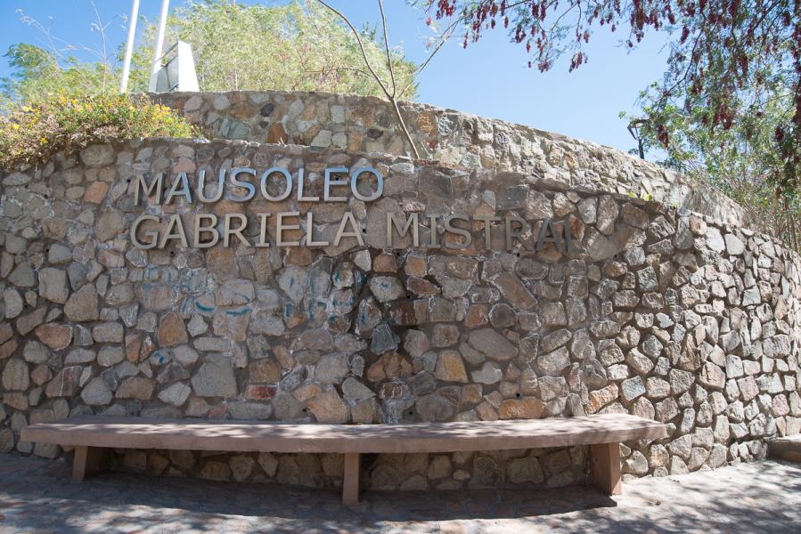 Imagen del monumento Mausoleo erigido a Gabriela Mistral y los terrenos destinados a este objeto, ubicados en la localidad de Montegrande