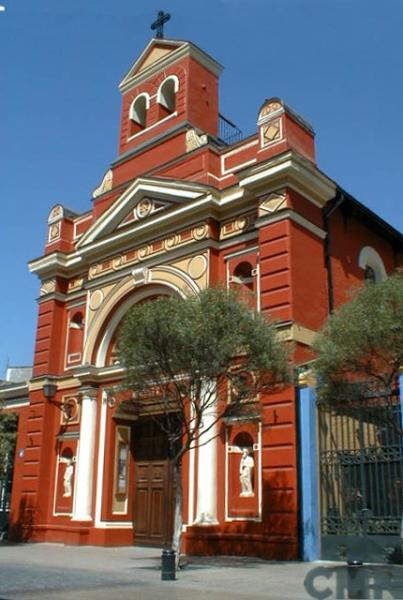 Imagen del monumento Iglesia de la Veracruz y casas contiguas a ambos lados de la iglesia