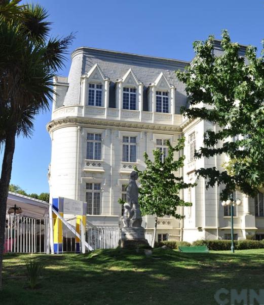 Imagen del monumento Edificio de Avenida Libertad 250, entre calles 3 y 4 Norte, incluido el parque que lo circunda