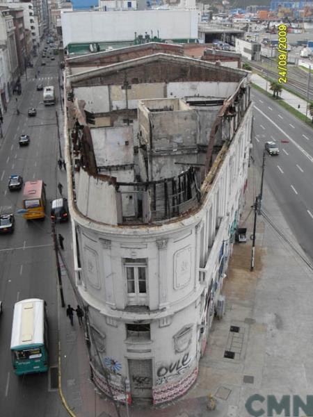 Imagen del monumento Edificio que se levanta entre Avenida Errázuriz y calle Blanco, enfrentando al crucero de Pasaje Ross