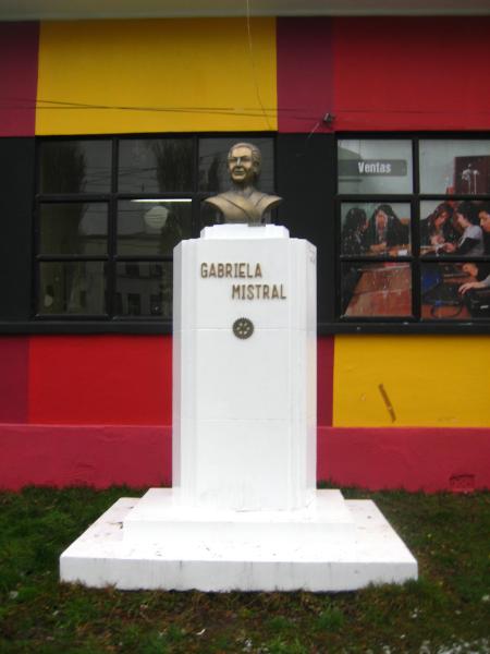 Imagen del monumento GabrieLa Mistral