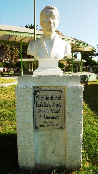 Imagen del monumento GabrieLa Mistral