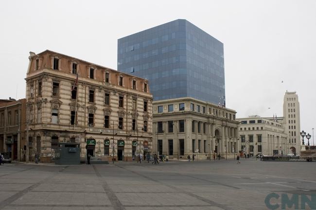 Imagen del monumento Plaza Sotomayor de Valparaíso, incluye los edificios que la encierran