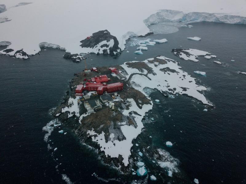 Imagen del monumento Base militar Antártica Capitán General Bernardo O'Higgins Riquelme y a los bienes que indica