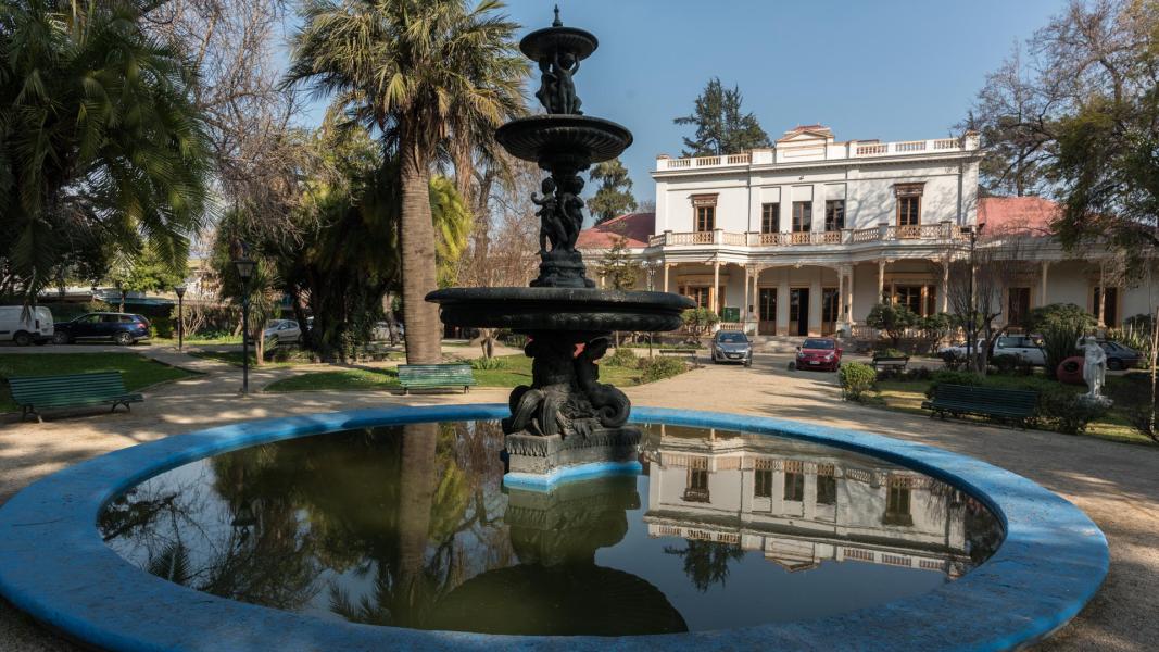Imagen del monumento Actual Casa de La Cultura de Ñuñoa, incluido el parque que lo rodea