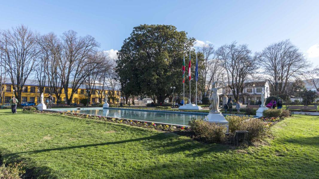 Imagen del monumento Esculturas y espejo de agua, ubicadas en la plaza de Armas de Angol