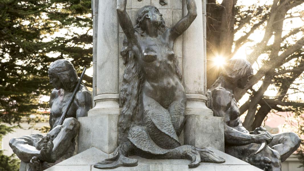 Imagen del monumento Plaza Muñoz Gamero y edificios que la acotan.