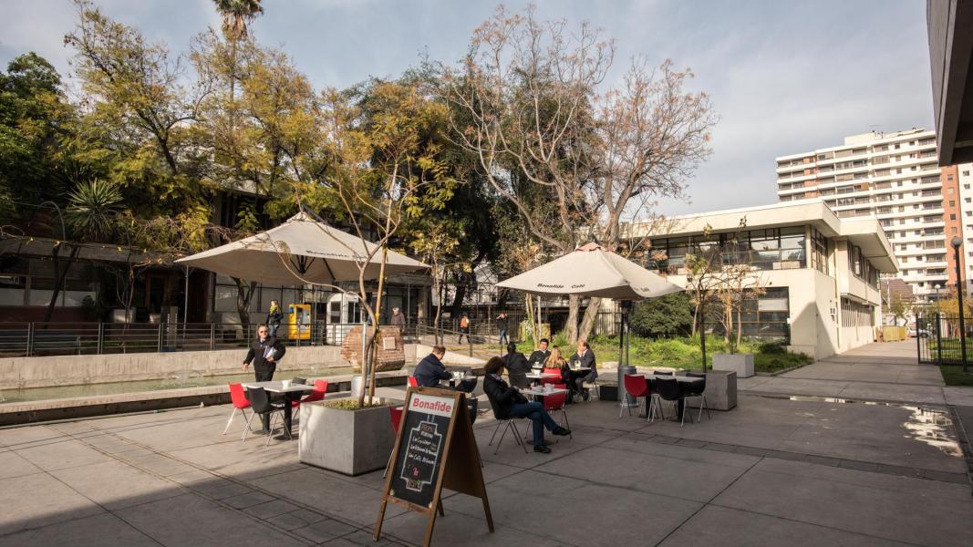 Imagen del monumento Área que señala ubicado en Avenida Pedro de Valdivia con Avenida Eliodoro Yáñez
