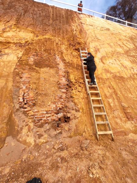 Imagen de Profesionales del CMN estudian hallazgo de estructura de ladrillos en Cerro David Fuentes de Talcahuano