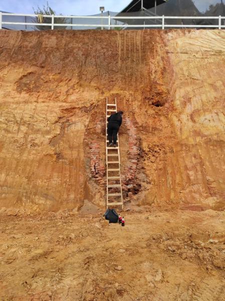 Imagen de Profesionales del CMN estudian hallazgo de estructura de ladrillos en Cerro David Fuentes de Talcahuano