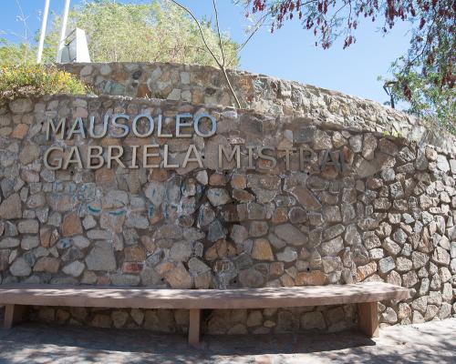 Imagen del monumento Mausoleo erigido a Gabriela Mistral y los terrenos destinados a este objeto, ubicados en la localidad de Montegrande