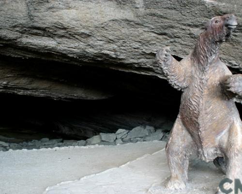 Imagen del monumento Cueva del Milodón (cueva grande y cueva chica) y el conjunto rocoso denominado Silla del Diablo