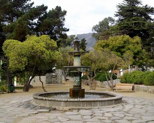 Imagen del monumento Pila de bronce que se encuentra ubicada en la plaza del Pueblo de Zapallar