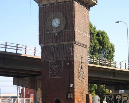 Imagen del monumento Reloj con su torre, ubicado en la Estación Barón de los Ferrcarriles del Estado