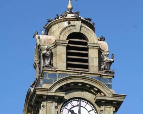 Imagen del monumento Torre-Reloj de la plaza Colón de la ciudad de Antofagasta