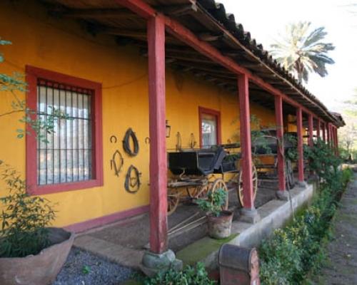 Imagen del monumento Casona de la Hacienda Alhué y predio que la circunda