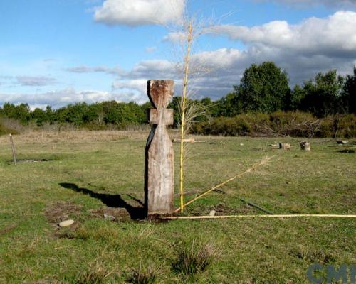 Imagen del monumento Guillatuwe, Paliwe y Eltun del complejo religioso y ceremonial de la comunidad mapuche Pedro Ancalef, en localidad de Putue