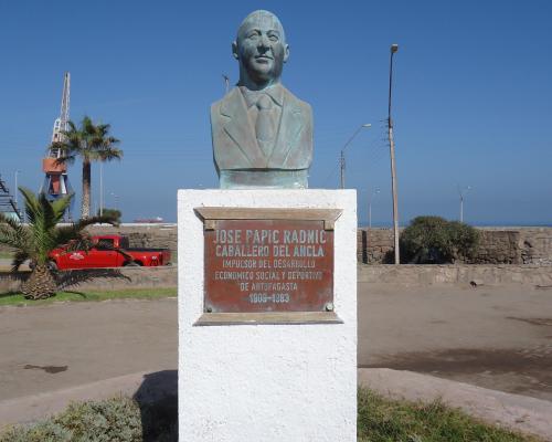 Imagen del monumento Jose Papic Radnic Caballero Del Ancla