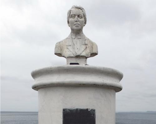 Imagen del monumento GabrieLa Mistral