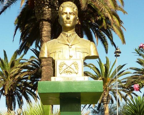 Imagen del monumento La Ciudad De Arica En Homenaje Al Teniente Carabineros Hernán Merino Correa, Por Su Heróica Gesta En Defensa De La Soberanía Nacional, Laguna Del Desierto 06 nov. 1965