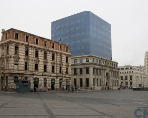 Imagen del monumento Plaza Sotomayor de Valparaíso, incluye los edificios que la encierran