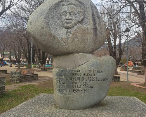 Imagen del monumento Homenaje al ex Alcalde Guillermo Lagos