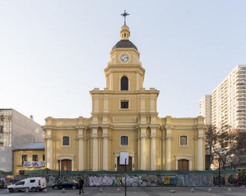 Imagen del monumento Iglesia Santa Ana, con su plazoleta