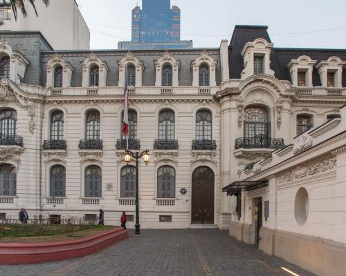 Imagen del monumento Conjunto de tres propiedades que dan a la plazoleta Patricio Mekis (casas de Josefina Subercaseaux, Francisco Subercaseaux y Julio Subercaseaux )