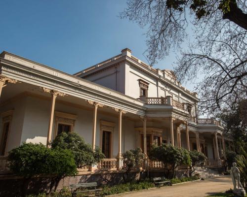 Imagen del monumento Actual Casa de La Cultura de Ñuñoa, incluido el parque que lo rodea